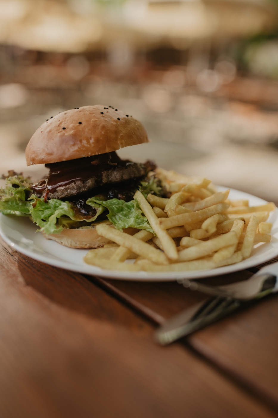 Burger mit Pommes aus dem Biergarten