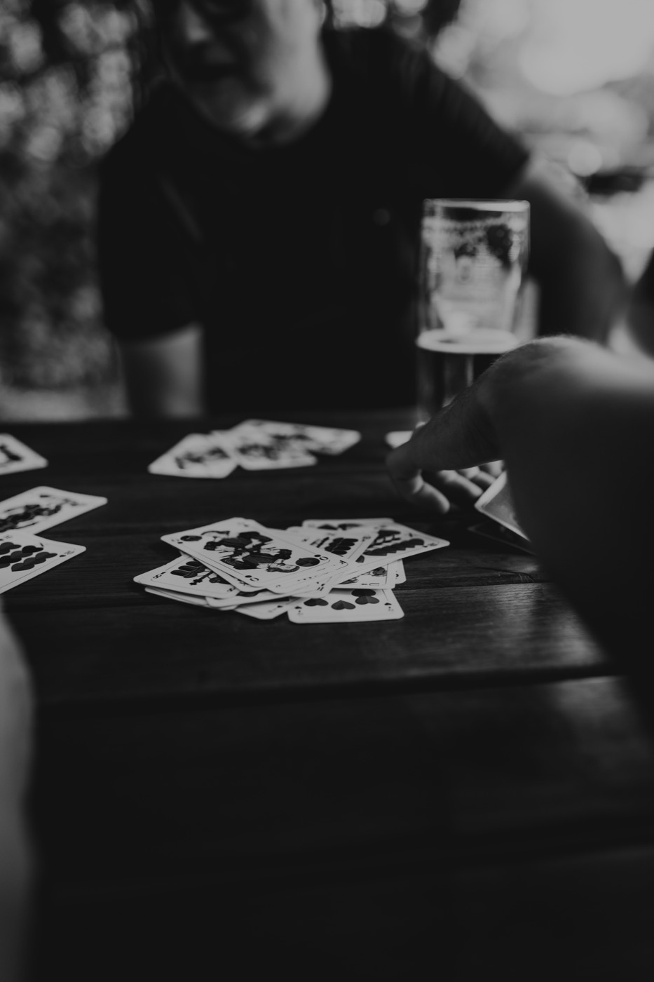 Kartenspiel und Bier im Biergarten