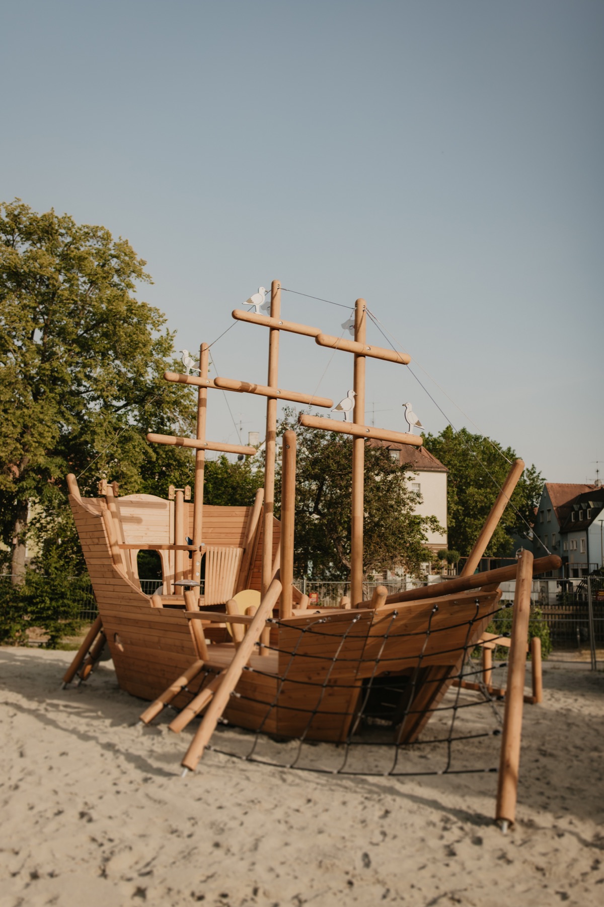 Holz-Piratenschiff auf dem Spielplatz direkt am Biergarten